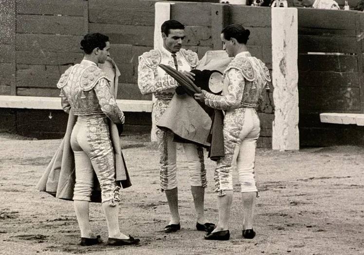 El 13 de mayo de 1961 tomó la alternativa en Las Ventas, de manos de Gregorio Sánchez, con Diego Puerta de testigo y con el toro Guapito, de la ganadería de Alipio Pérez Tabernero.