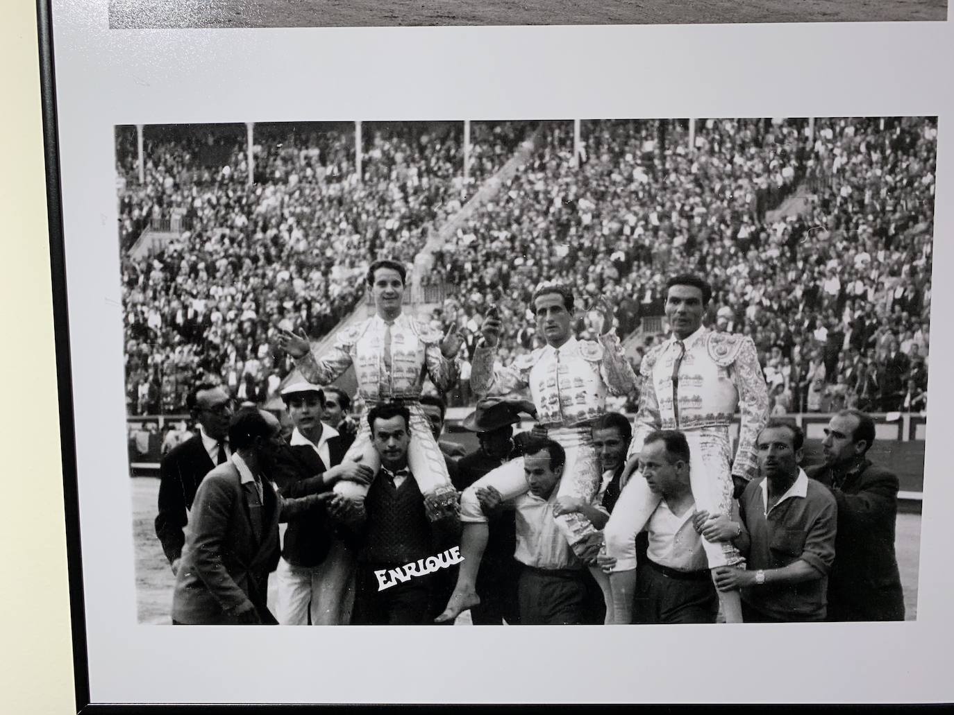 Diego Puerta, El Viti y Gregorio Sánchez, a hombros en Las Ventas, el 13 de mayo de 1961, la tarde de la alternativa del diestro salmantino.