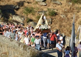 A los sones de la gaita y el tamboril, se realizó el traslado de la Virgen del Carmen, cruzando el puente.