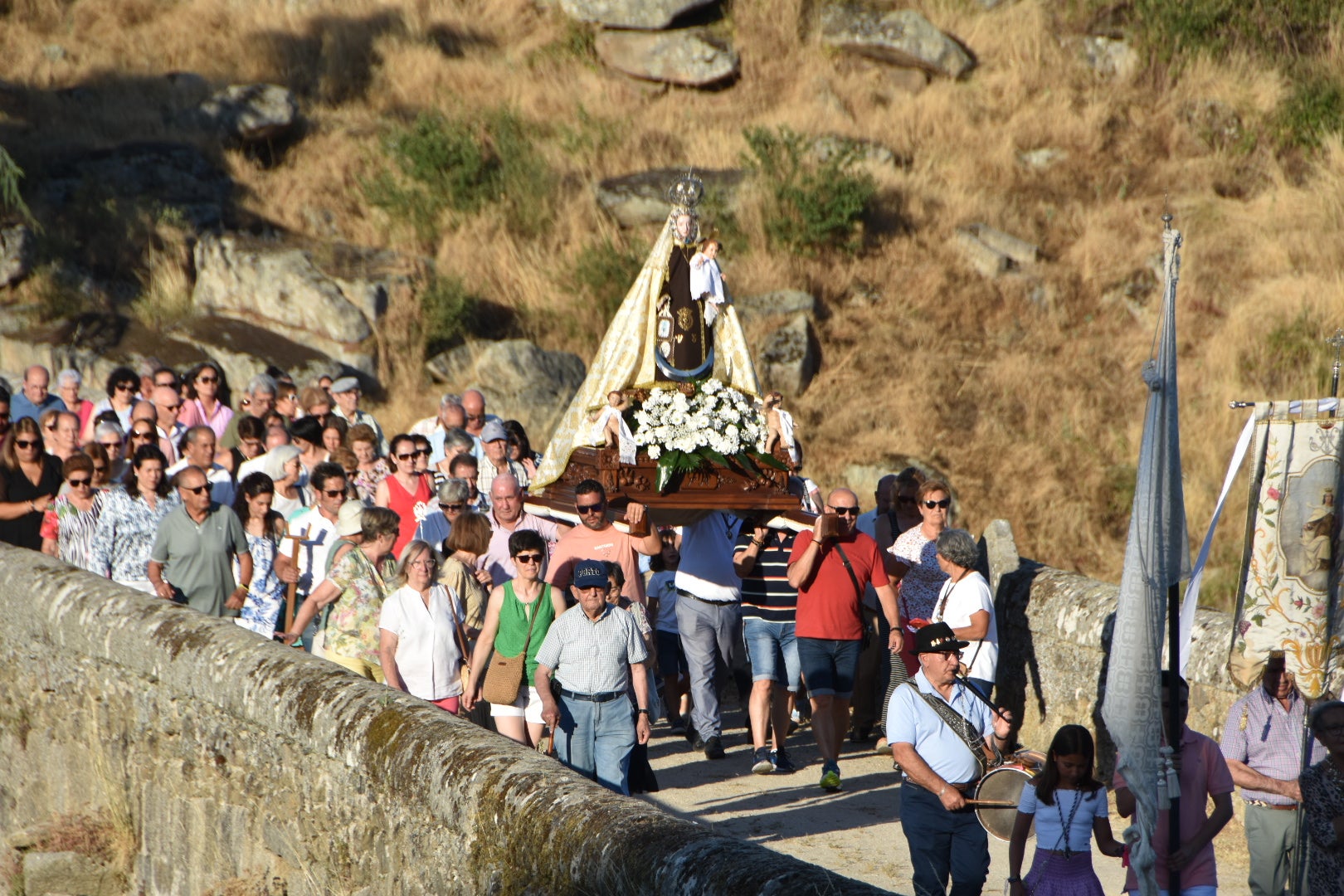 Ledesma honra a la Virgen del Carmen en su paso del río