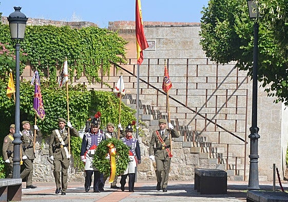 Momento de la ofrenda floral durante el acto de este jueves.