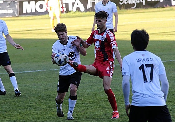 Amaro y Diego Hernández, en el último derbi disputado en la temporada 2020/21.