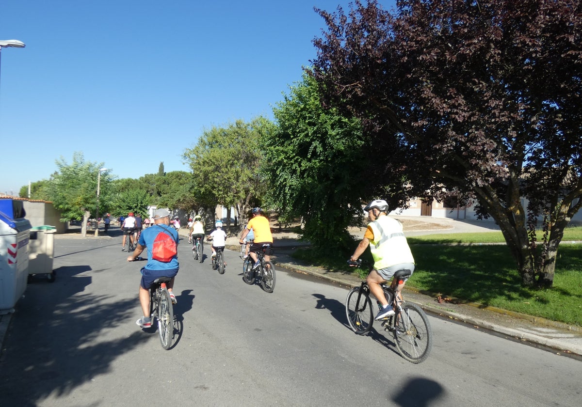 Grupo de personas en bicicleta.