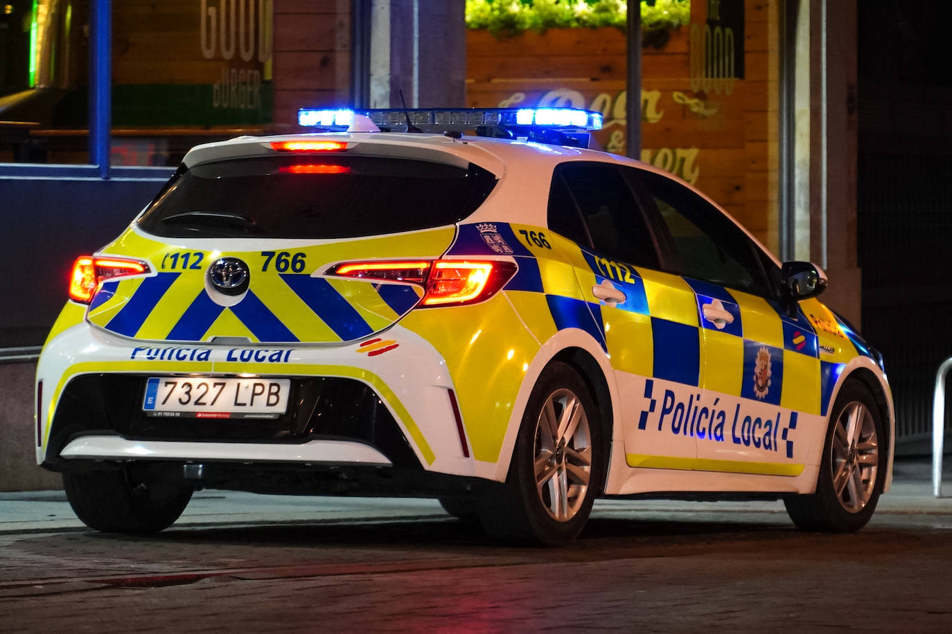 Da positivo en alcoholemia tras un accidente vial en el cruce de Salesas y Pizarro