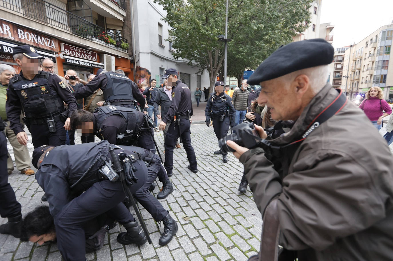 Imagen principal - Del «Soy un árbol más» a 2.700 euros de multa por agredir a tres policías en la protesta contra la tala de la plaza del Oeste