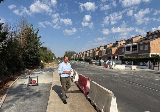 El regidor de Santa Marta, David Mingo, durante la visita a las obras de la rotonda.