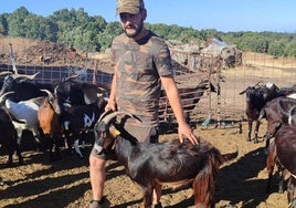 José Luis Lorenzo Iglesias, con sus cabras.