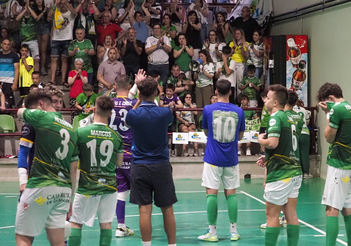 Cuerpo técnico y jugadores del Albense se despiden de la afición chacinera en el último compromiso de la pasada temporada.
