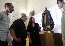 Raúl Benito, Juan José Calles, Beatriz Martín y Consuelo Valverde, durante la presentación de la talla.