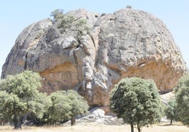 La mole granítica que destaca en la llanura de la dehesa.