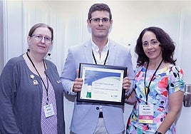 Antonio Amor recibe el premio.