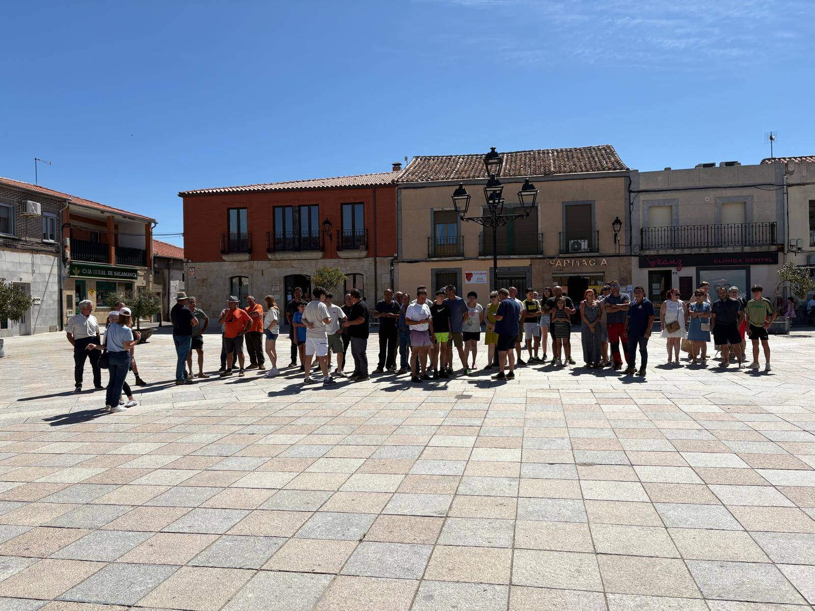 Decenas de tractores en las calles de Alaraz y Cantalpino en memoria de David Lafoz