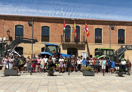 Concentración en la plaza de España de Cantalpino.