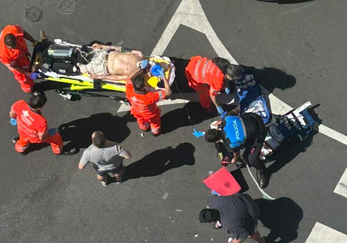 Imagen principal - Un octogenario, inconsciente tras ser atropellado por un autobús en Salamanca