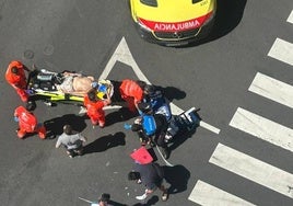 Un momento de la intervención al octogenario atropellado en pleno centro de Salamanca en la tarde de este viernes.