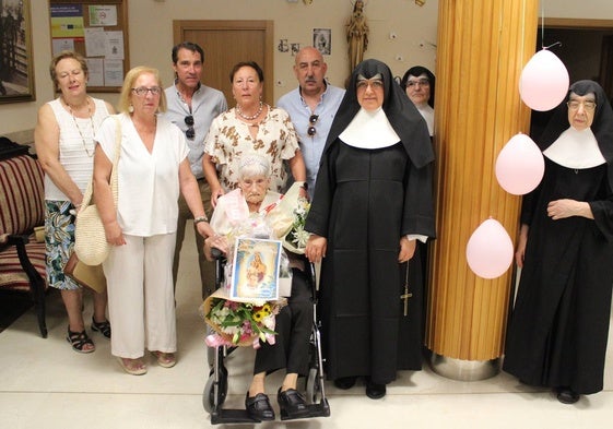La concejala, los familiares y las hermanas de la residencia, junto a María Dolores.