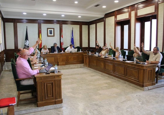 Votación de la oposición en el pleno extraordinario celebrado este viernes.
