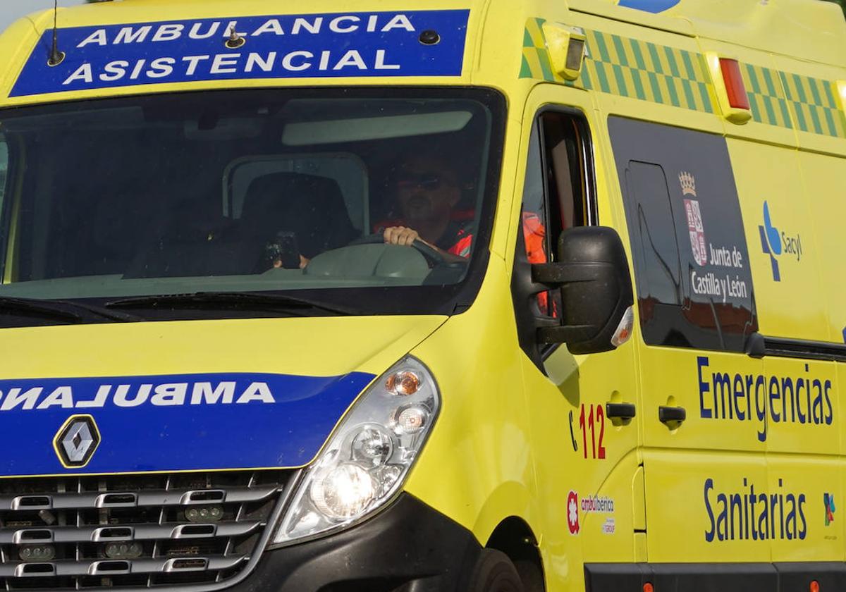 Una ambulancia, circulando por la capital.