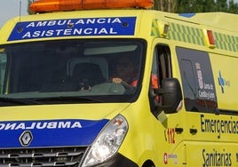 Una ambulancia, circulando por la capital.