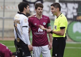 Nespral y Amaro dialogan durante un derbi salmantino.