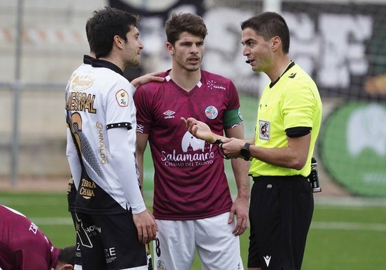 Nespral y Amaro dialogan durante un derbi salmantino.