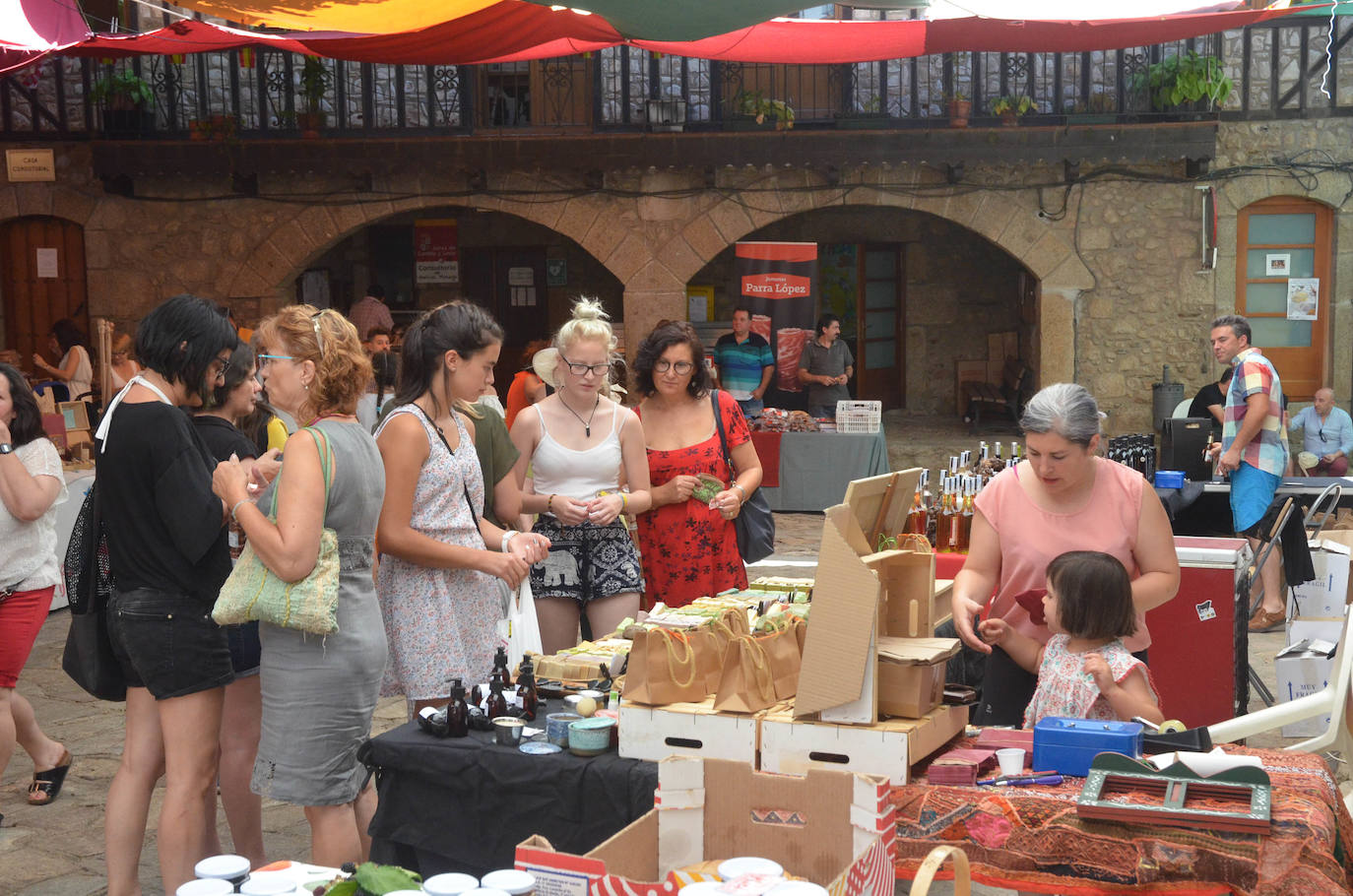 Puestos del sector agroalimentario y de artesanía.