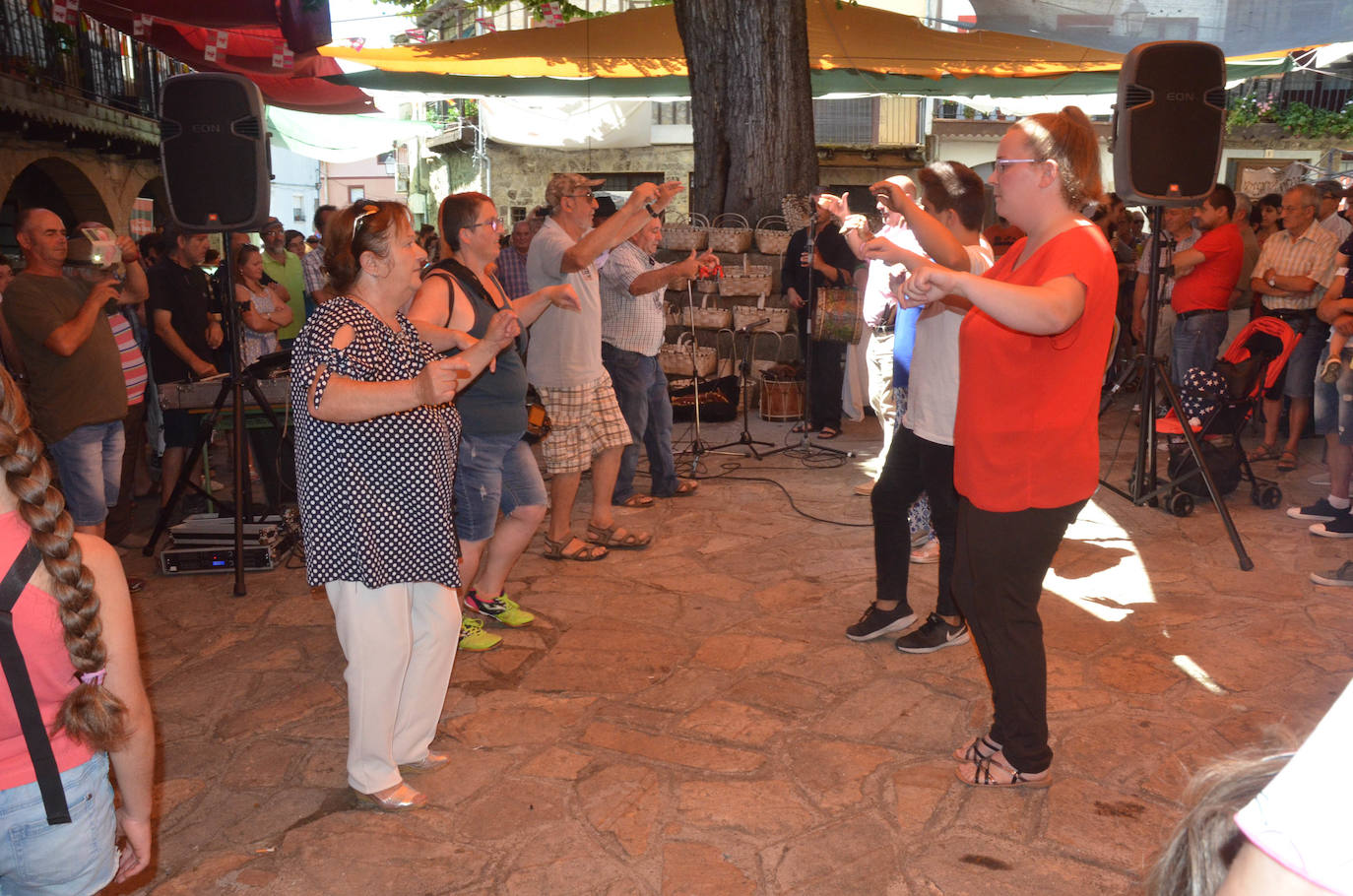 Bailes y espectáculos, en el marco de la feria.