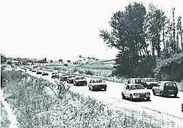 Una larguísima caravana de coches atraviesa la Nacional 620 a finales de los años 80.