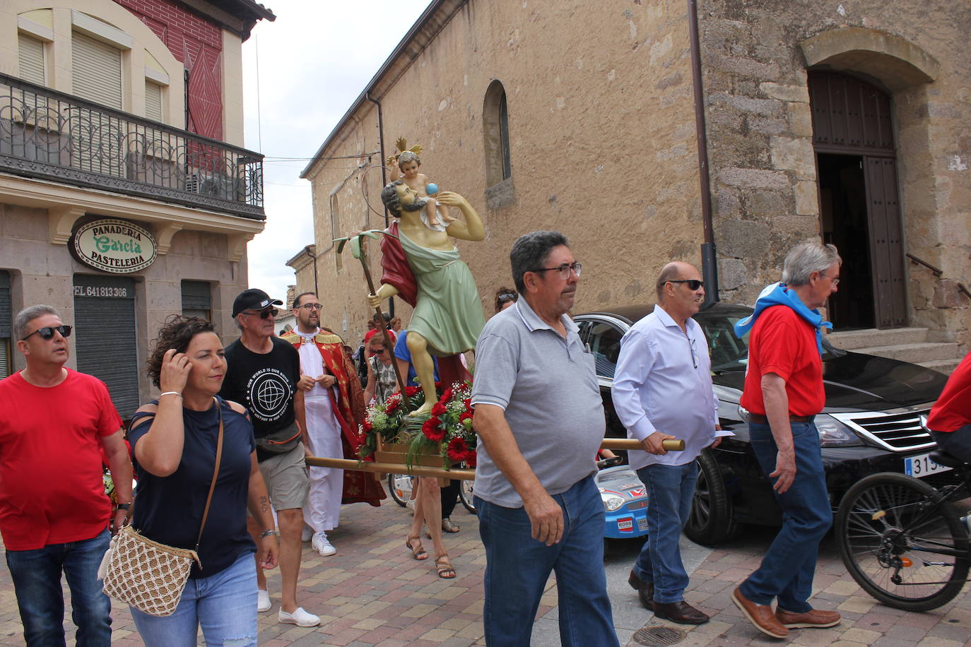 Masiva bendición de vehículos y conductores entre sonidos de claxon en La Fuente de San Esteban