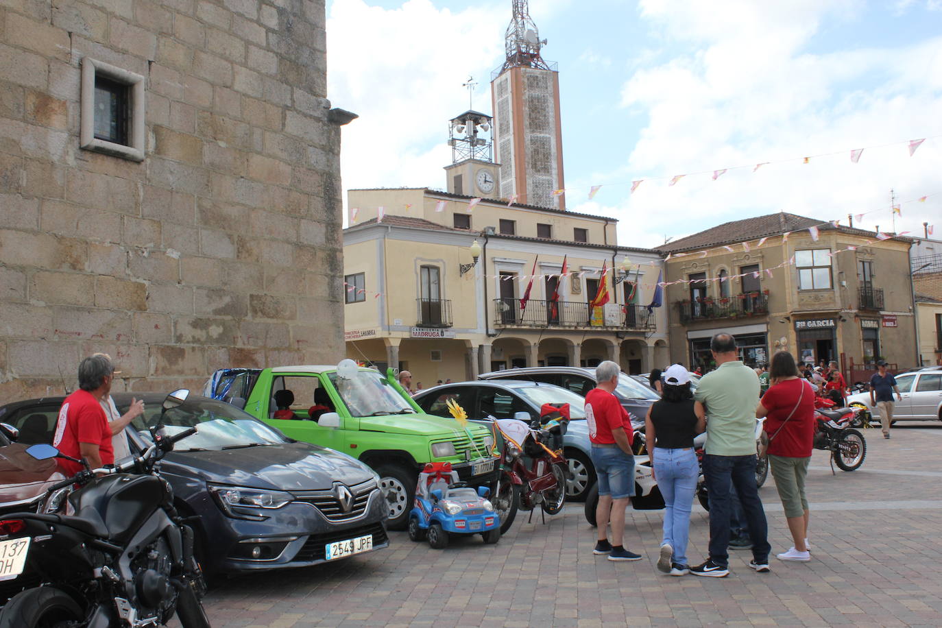 Masiva bendición de vehículos y conductores entre sonidos de claxon en La Fuente de San Esteban