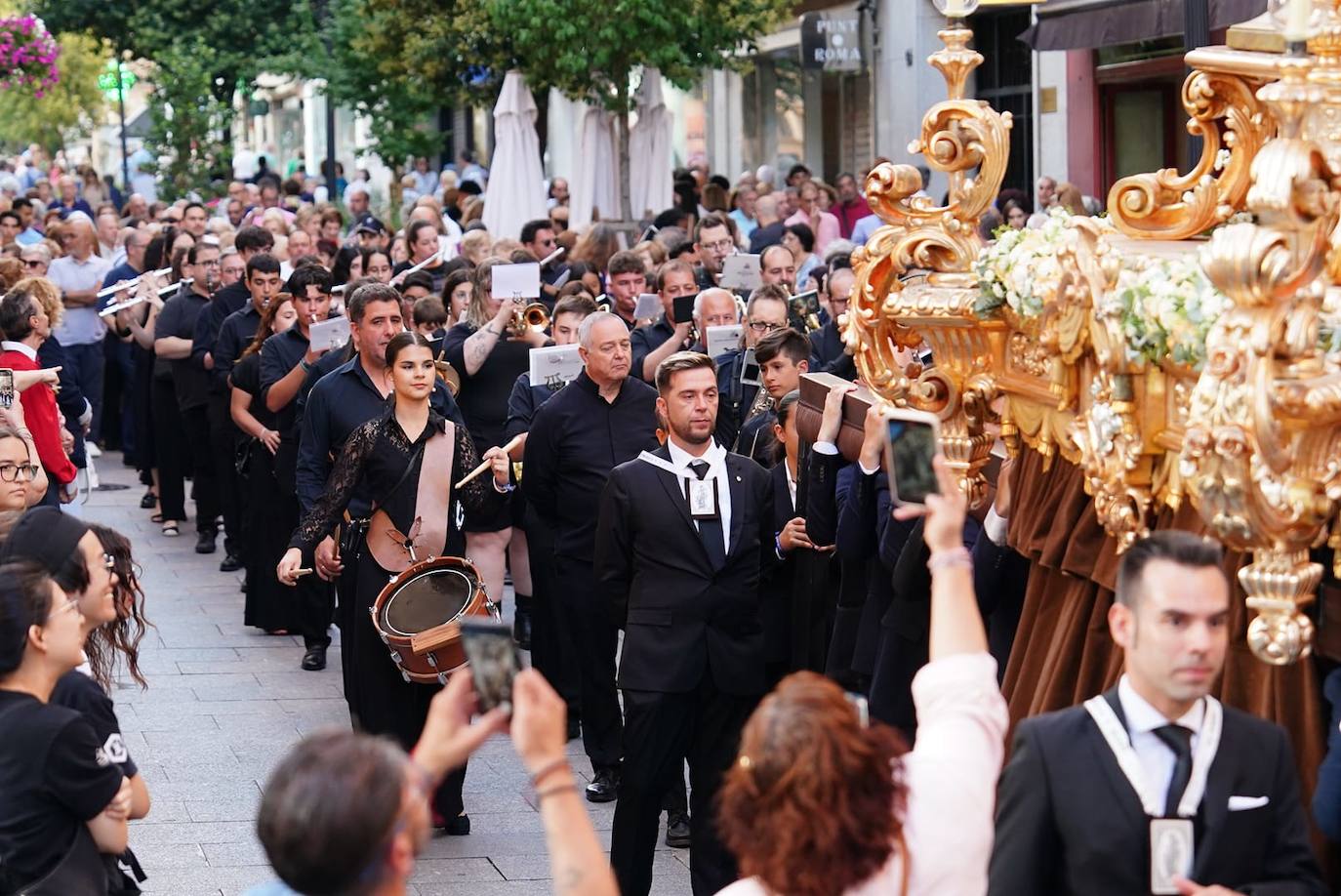 La Virgen del Carmen procesiona con un nuevo paso