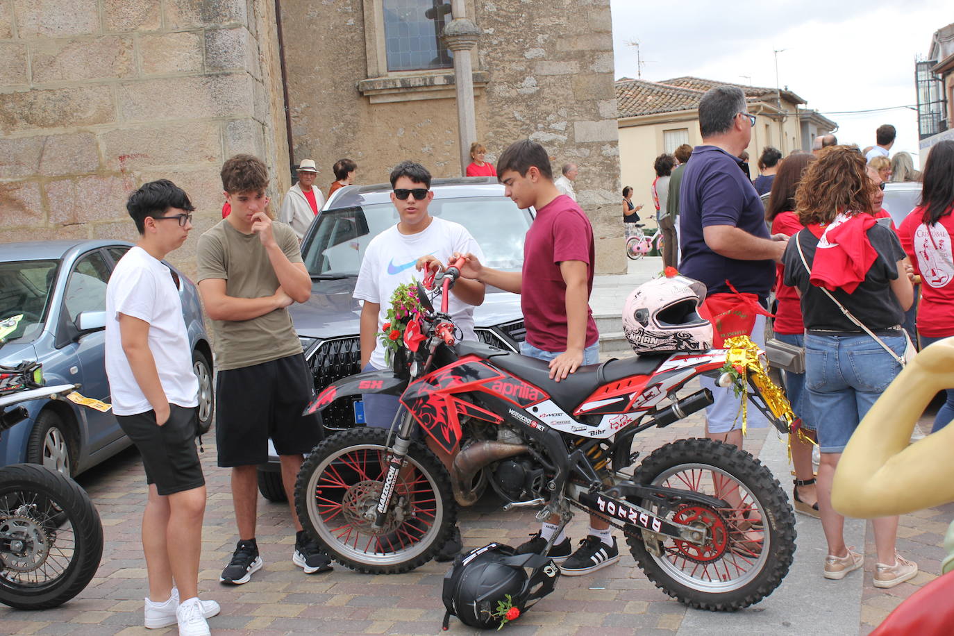Masiva bendición de vehículos y conductores entre sonidos de claxon en La Fuente de San Esteban