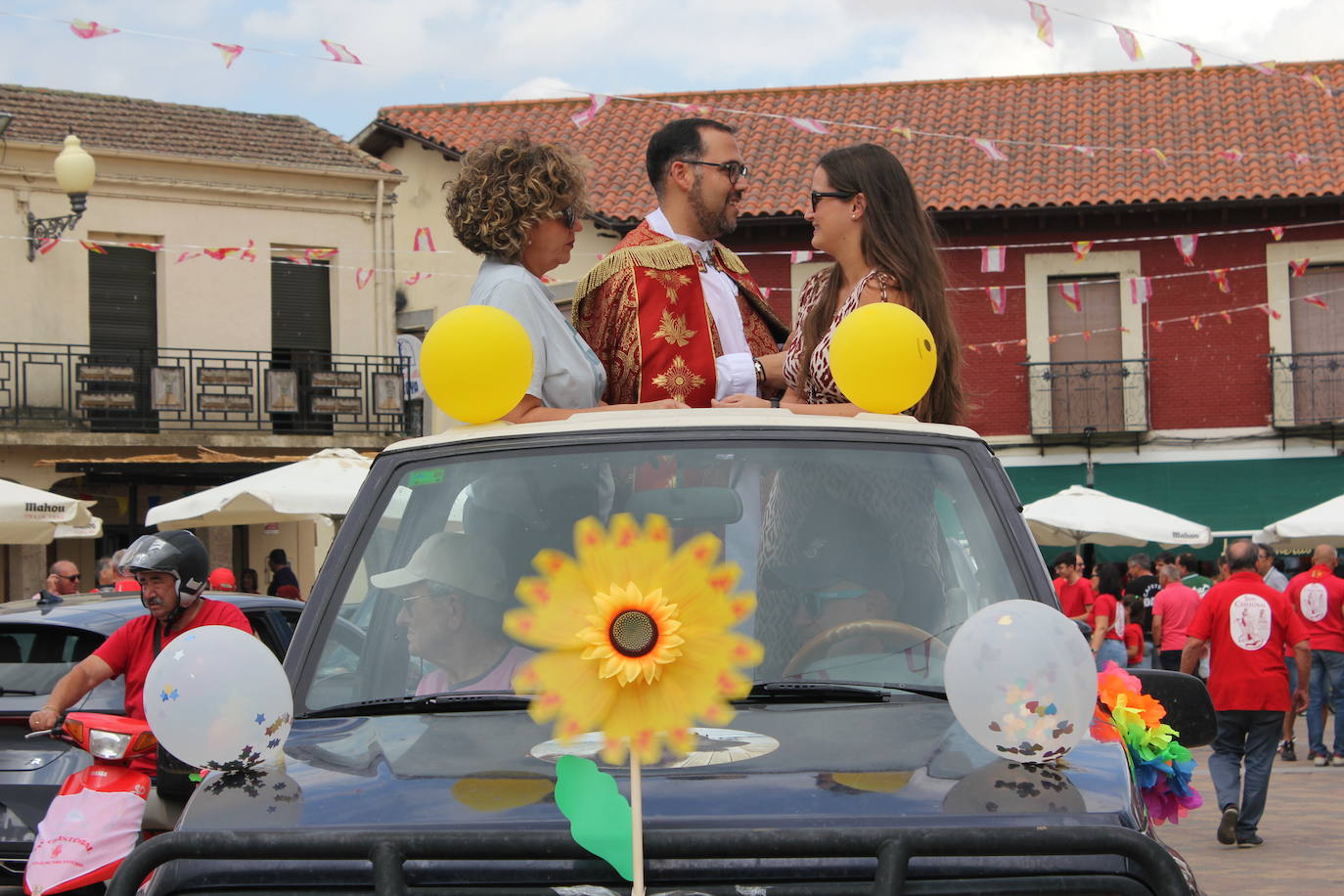 Masiva bendición de vehículos y conductores entre sonidos de claxon en La Fuente de San Esteban