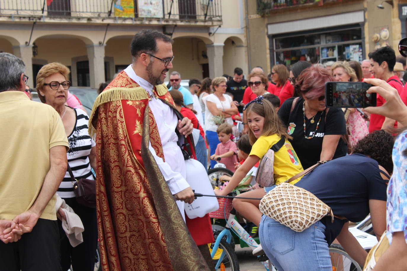 Masiva bendición de vehículos y conductores entre sonidos de claxon en La Fuente de San Esteban