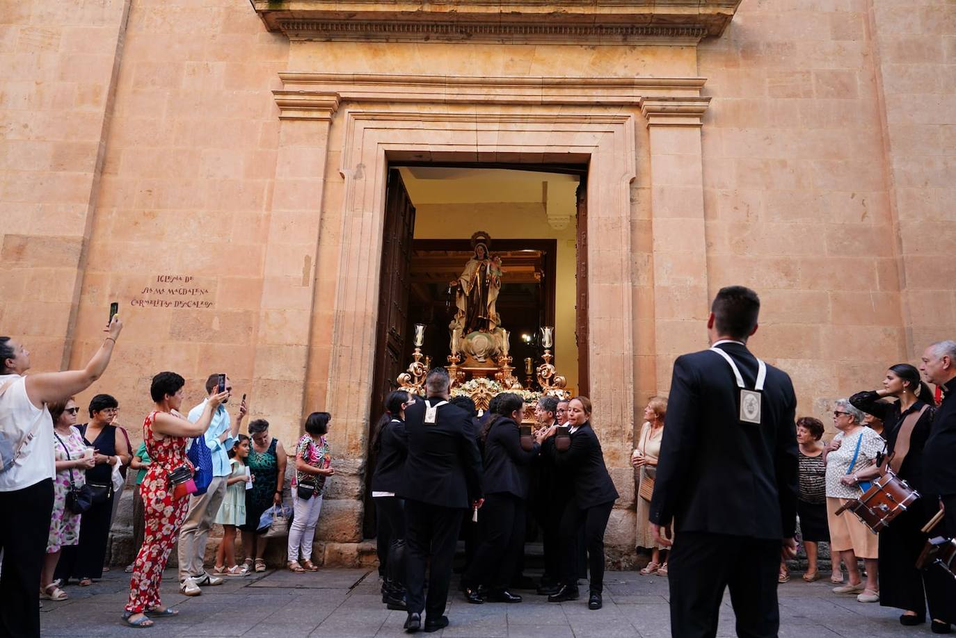 La Virgen del Carmen procesiona con un nuevo paso