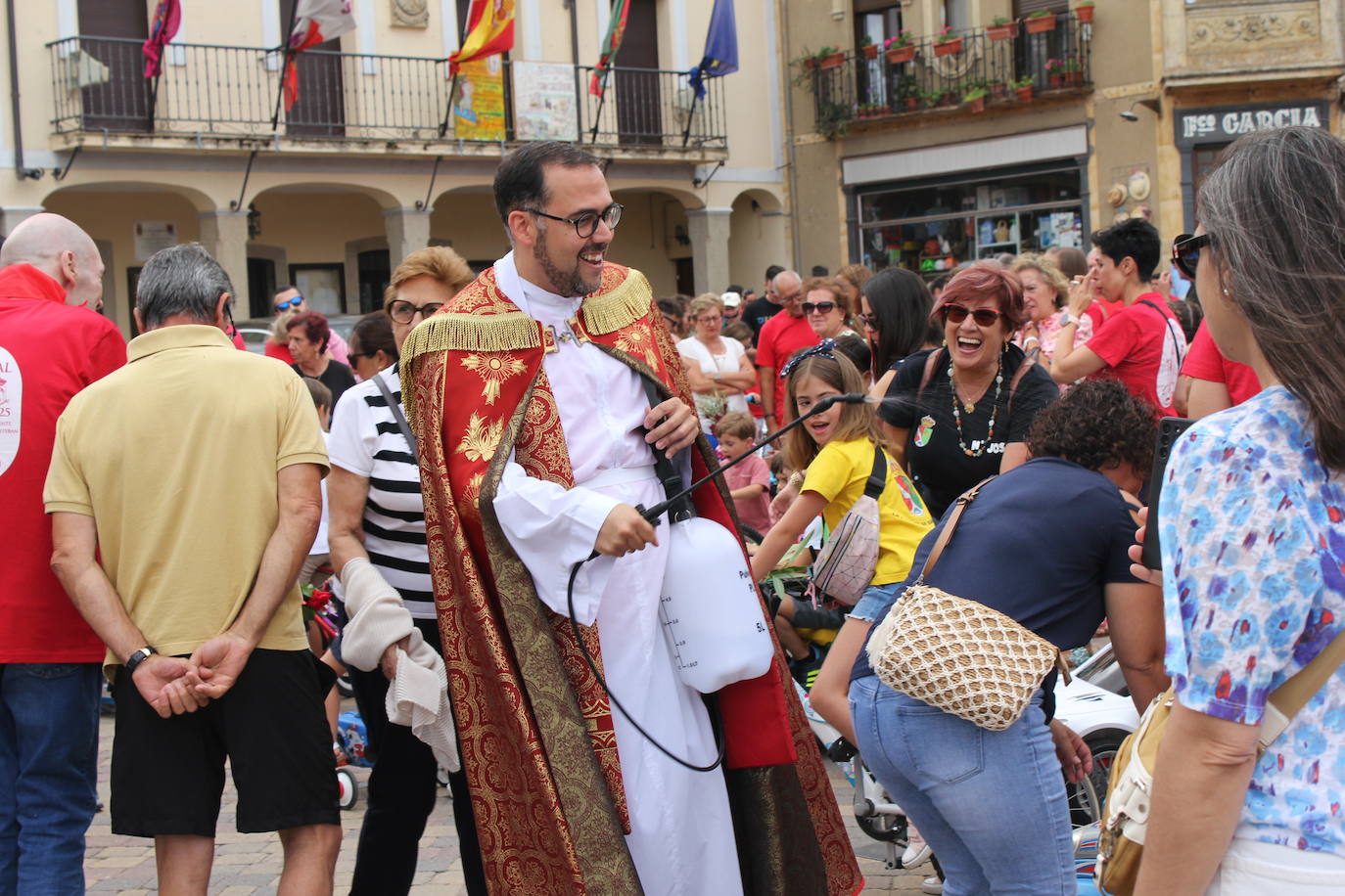 Masiva bendición de vehículos y conductores entre sonidos de claxon en La Fuente de San Esteban