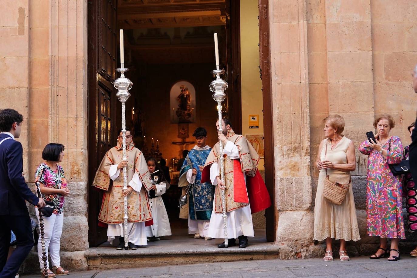 La Virgen del Carmen procesiona con un nuevo paso