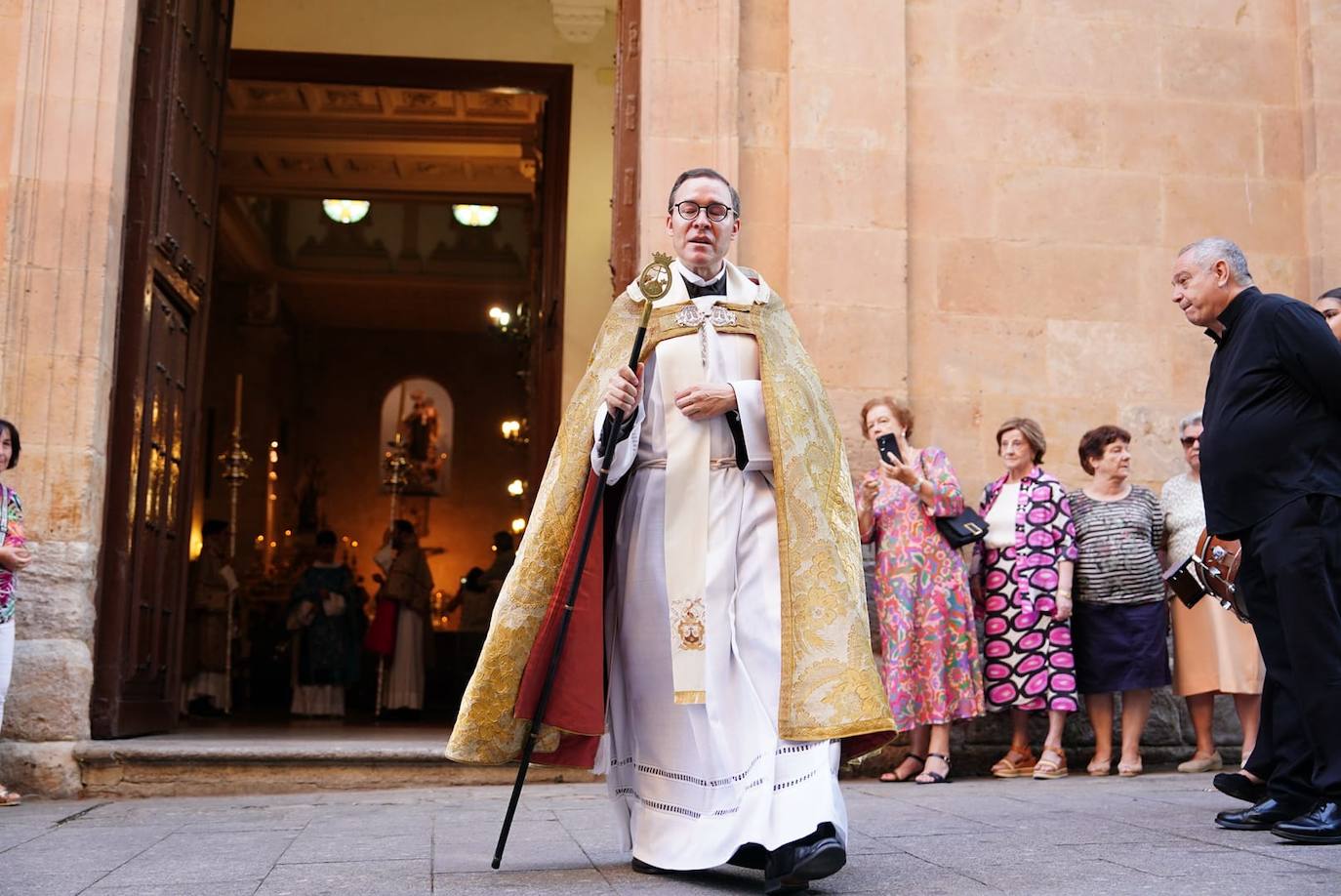 La Virgen del Carmen procesiona con un nuevo paso
