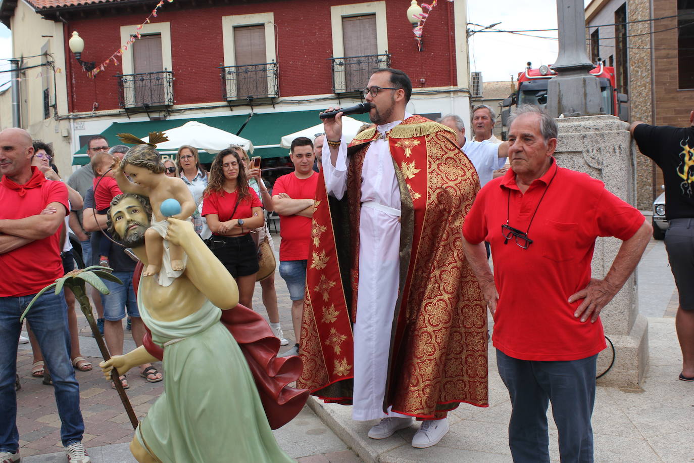 Masiva bendición de vehículos y conductores entre sonidos de claxon en La Fuente de San Esteban