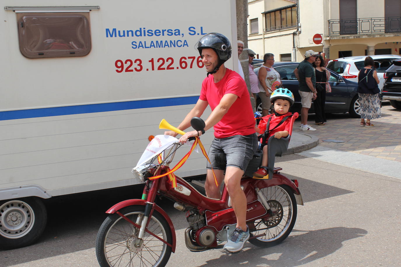 Masiva bendición de vehículos y conductores entre sonidos de claxon en La Fuente de San Esteban