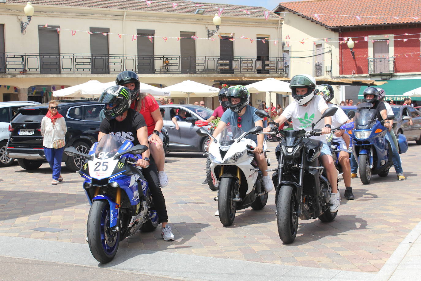 Masiva bendición de vehículos y conductores entre sonidos de claxon en La Fuente de San Esteban