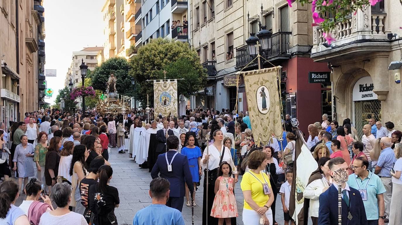 La Virgen del Carmen procesiona con un nuevo paso