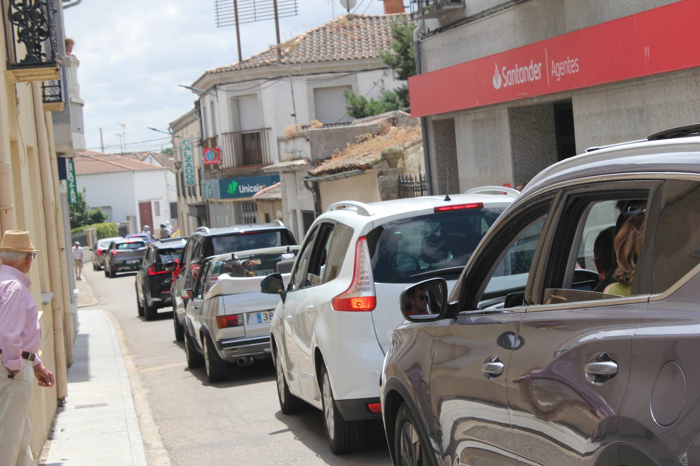 Masiva bendición de vehículos y conductores entre sonidos de claxon en La Fuente de San Esteban