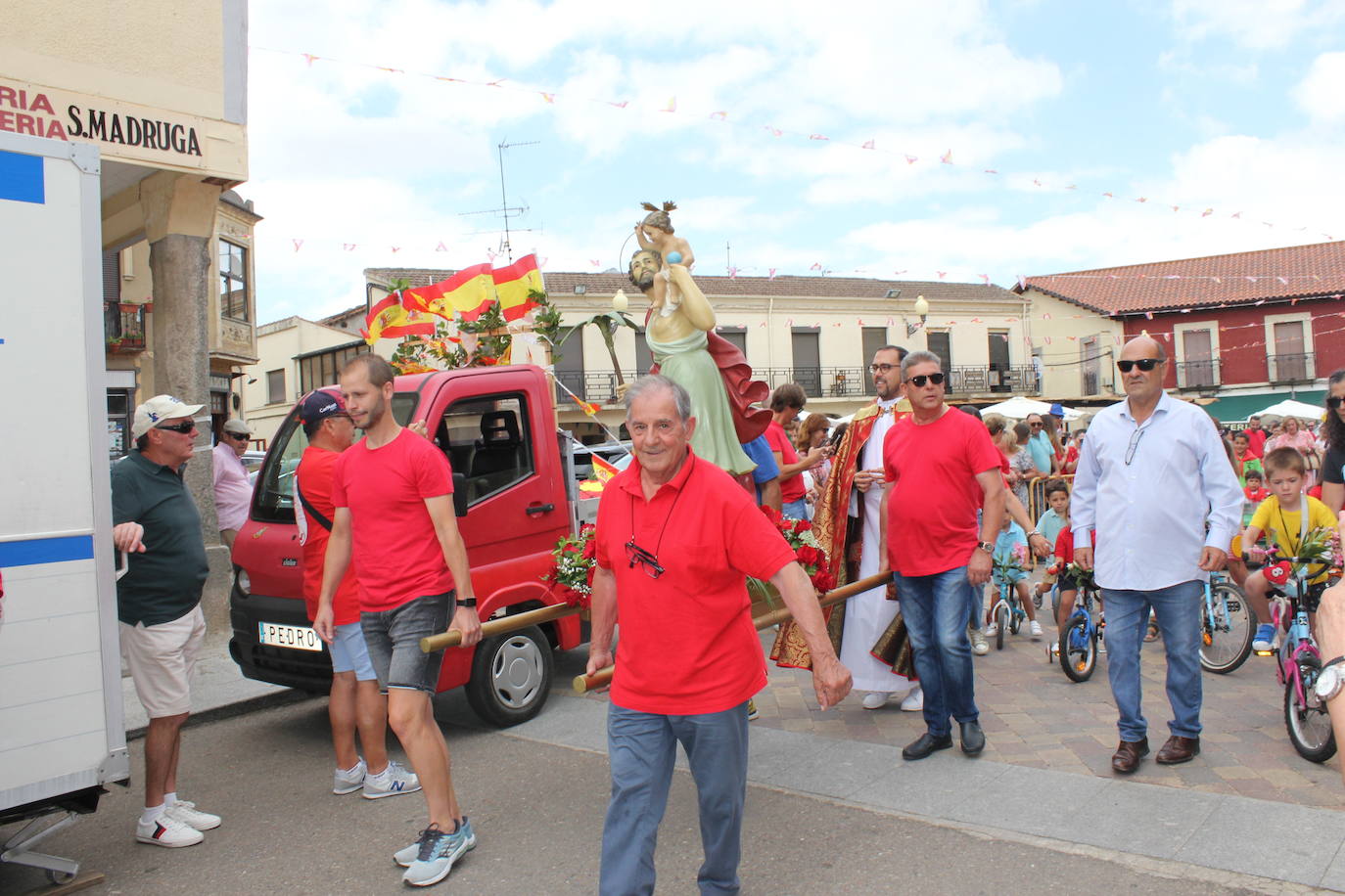 Masiva bendición de vehículos y conductores entre sonidos de claxon en La Fuente de San Esteban