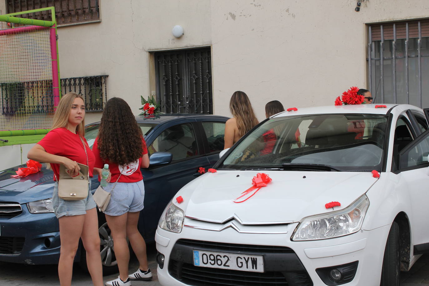 Masiva bendición de vehículos y conductores entre sonidos de claxon en La Fuente de San Esteban