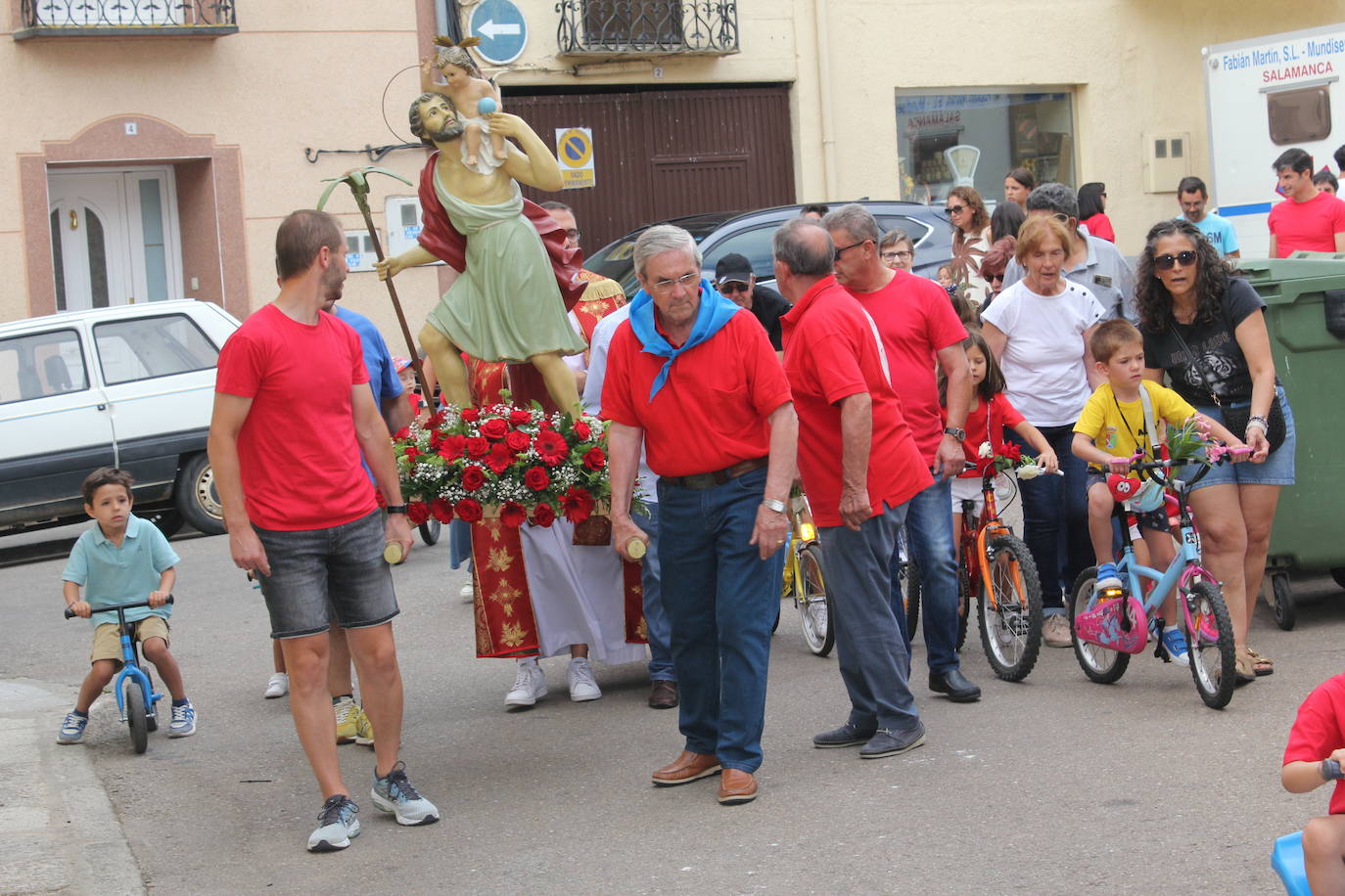 Masiva bendición de vehículos y conductores entre sonidos de claxon en La Fuente de San Esteban