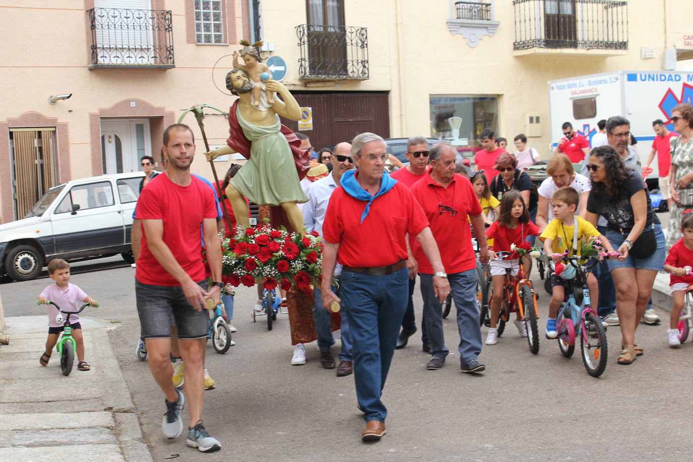 Masiva bendición de vehículos y conductores entre sonidos de claxon en La Fuente de San Esteban