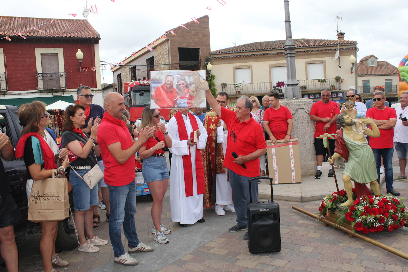 Masiva bendición de vehículos y conductores entre sonidos de claxon en La Fuente de San Esteban