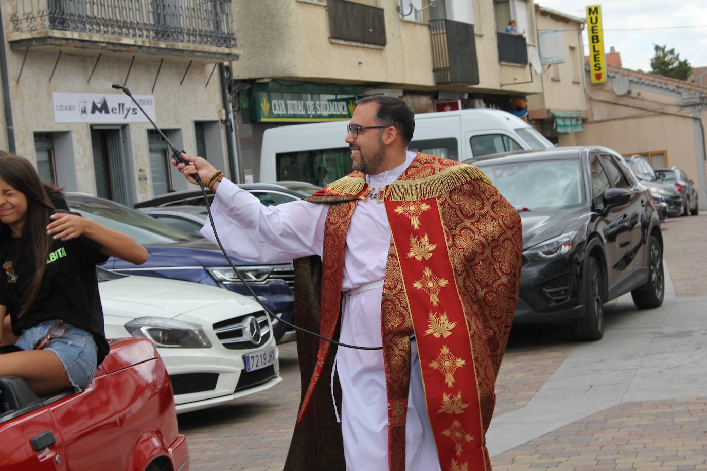 Masiva bendición de vehículos y conductores entre sonidos de claxon en La Fuente de San Esteban