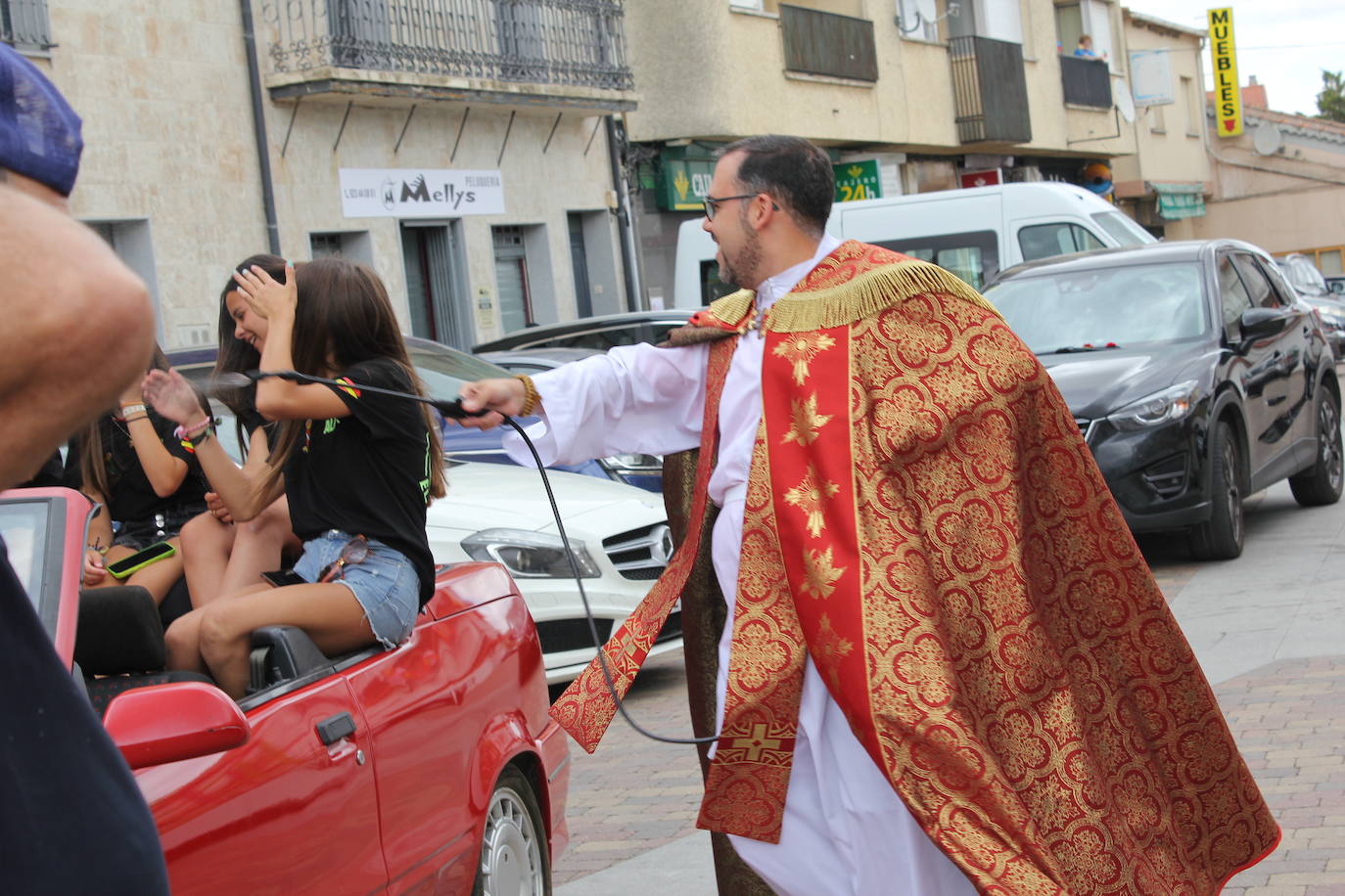 Masiva bendición de vehículos y conductores entre sonidos de claxon en La Fuente de San Esteban
